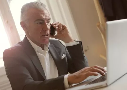 Gestor en llamada telefónica atendiendo a un cliente