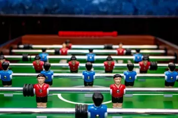 futbolin con jugadores rojo y azul