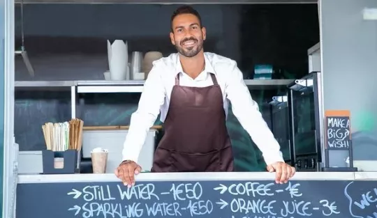 Propietario camarero sonriente por su  pasión de negocio